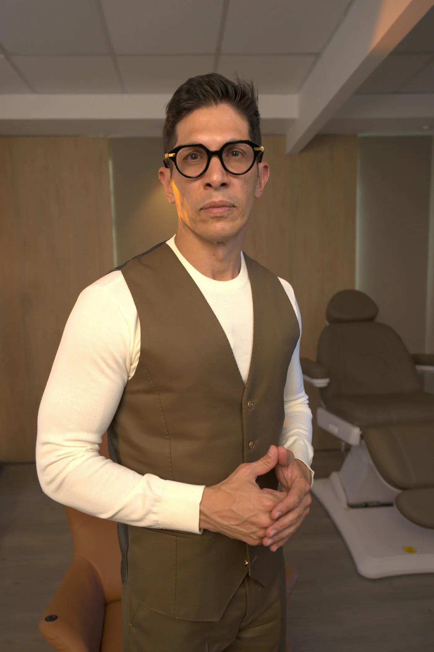 Dr. José Ricardo Becerra Daza en su consultorio